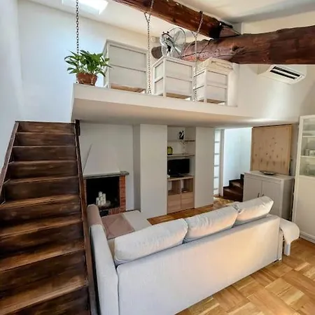 Cozy Sky Nest Near Shopping Area Appartement