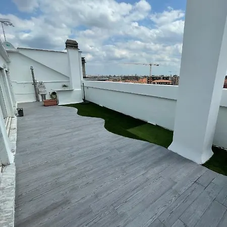 Con Ampia Terrazza E Vista Su Apartamento