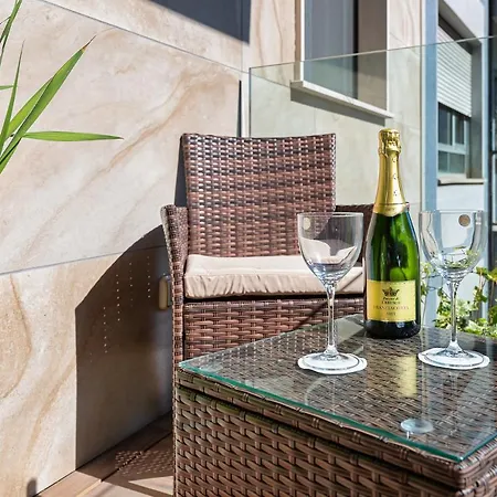 Central/garibaldi Luxurious Two-room Apartment. شقة ميلان