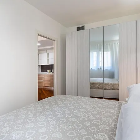Central/garibaldi Luxurious Two-room Apartment. * ميلان