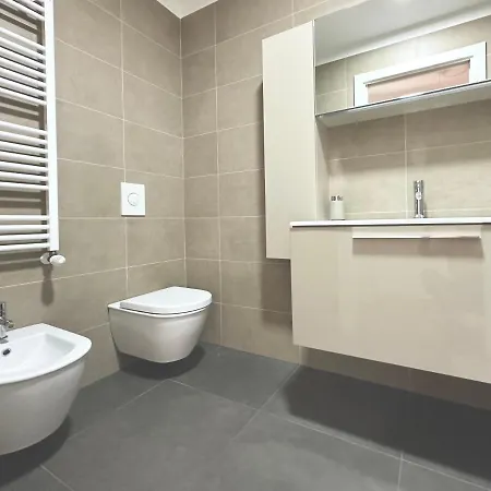 Central/garibaldi Luxurious Two-room Apartment. شقة *