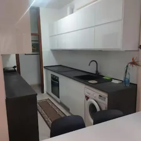Sala Con Divano Matrimoniale Nel Vicino Metro Affittacamere Milano