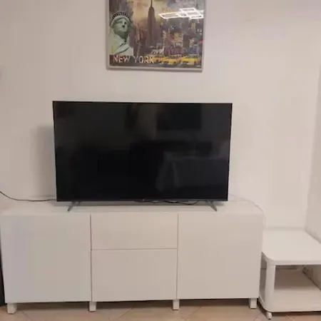 Sala Con Divano Matrimoniale Nel Vicino Metro