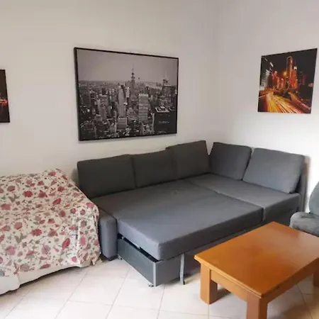 Sala Con Divano Matrimoniale Nel Vicino Metro