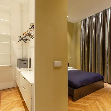 アパート The Rent - Spacious One-bedroom In Paolo Sarpi District ミラノ