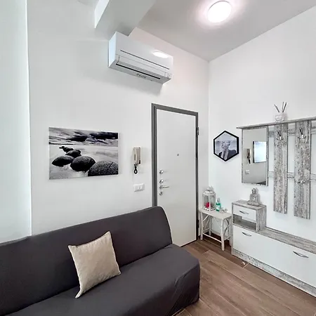 Bilocale In Bande Nere-metro Rossa Duomo * Milão