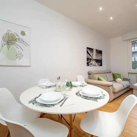 5 Guests - Modern With Balcony Apartment