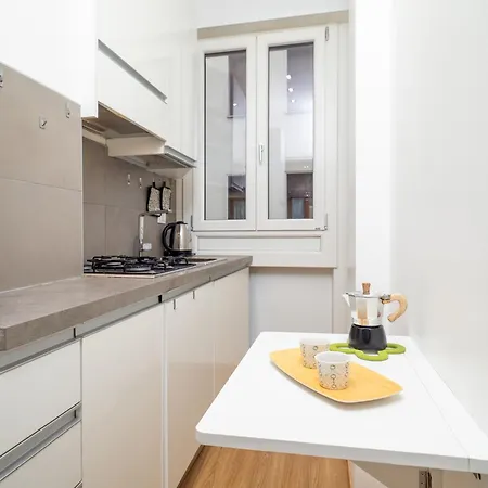 5 Guests - Modern With Balcony