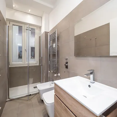 5 Guests - Modern With Balcony