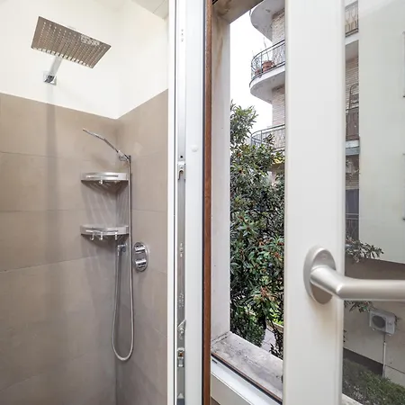 5 Guests - Modern With Balcony Apartment