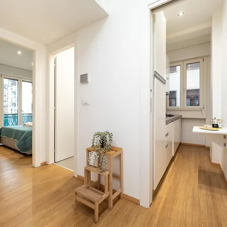 5 Guests - Modern With Balcony