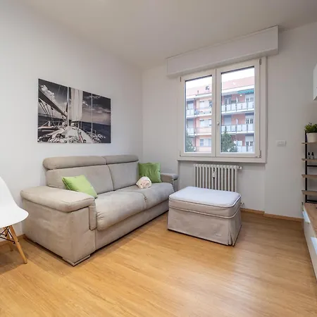 Apartment 5 Guests - Modern With Balcony Milan
