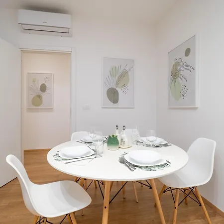 5 Guests - Modern With Balcony