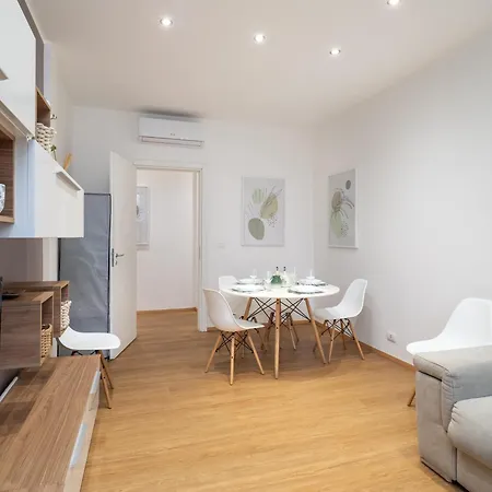 5 Guests - Modern With Balcony Apartment Milan