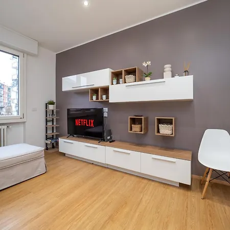 5 Guests - Modern With Balcony *