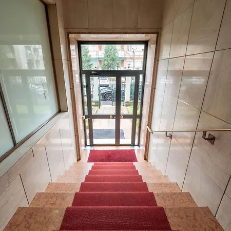 5 Guests - Modern With Balcony