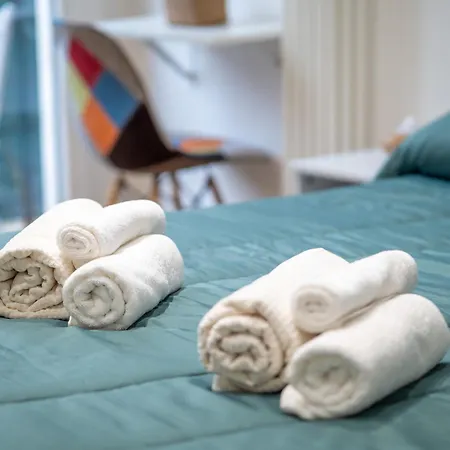 5 Guests - Modern With Balcony Milão