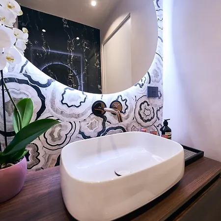 Gogh Golden House Next To Duomo * מילאנו