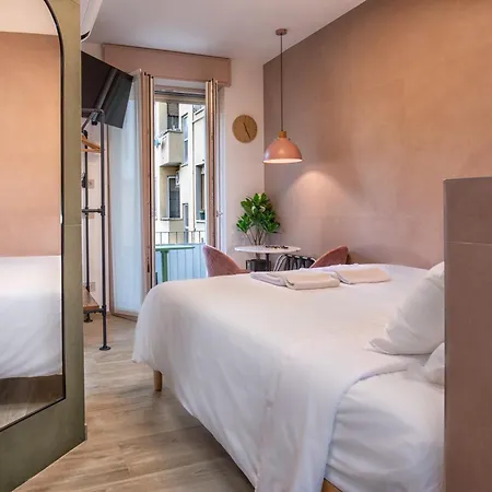 Pink Flamingo Balcony By Station Appartement *