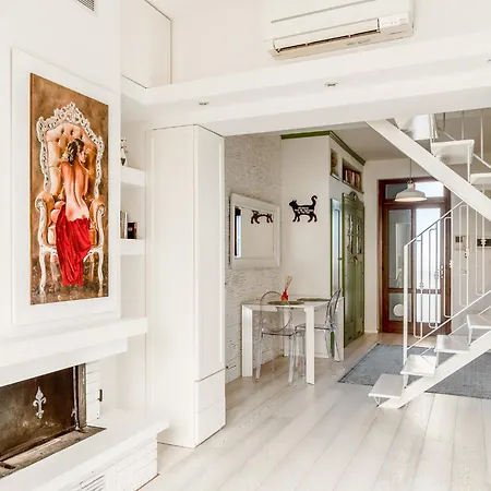 Bright Loft - Free Private Parking Apartment *