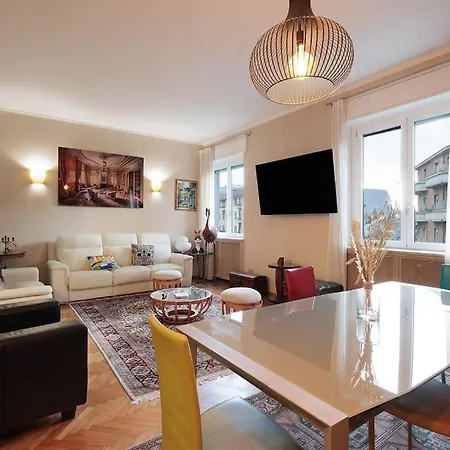 Stylish And Perfect Place For Families And Friends Apartment