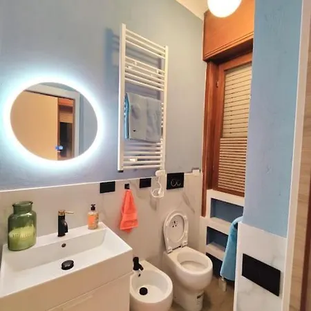 Casa Mamo: Design & Vintage Above Subway Daire