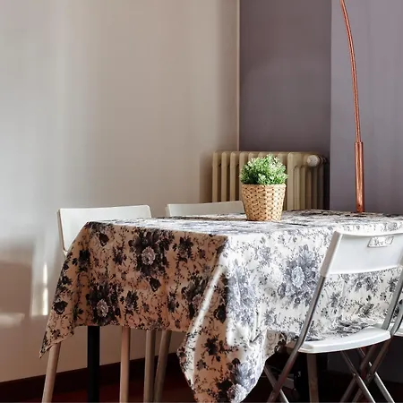 Ample With Private Parking Apartment *