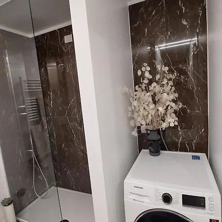 Moderno Tra Stazione E Loreto *