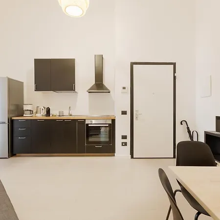 Guesthost - Cozy Corner With Balcony And Private Garage!