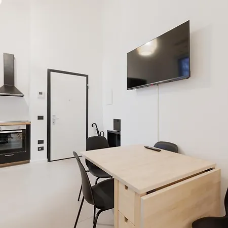 Guesthost - Cozy Corner With Balcony And Private Garage! Apartmán Milán