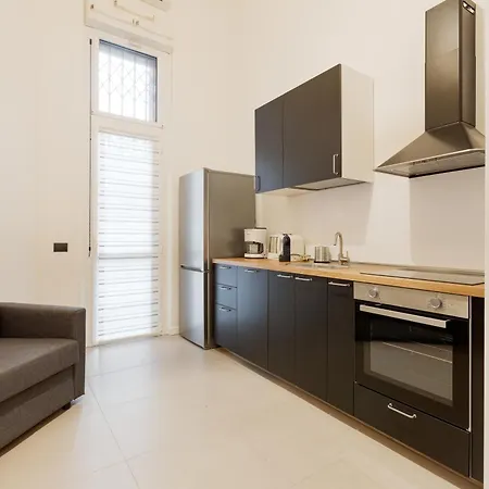 Guesthost - Cozy Corner With Balcony And Private Garage!