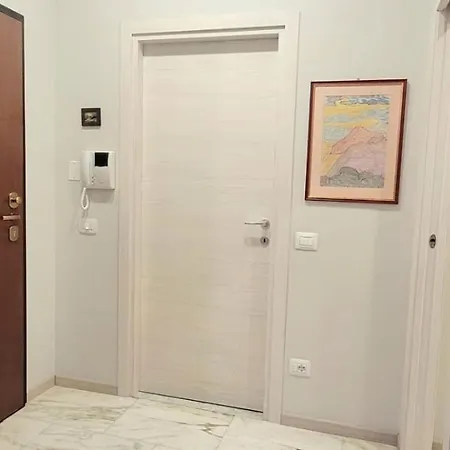Confortevole Stanza In Condiviso A Due Passi Dall'aeroporto Di Linate Homestay
