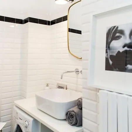 New Elegant Flat 3 Min From Station. * ميلان