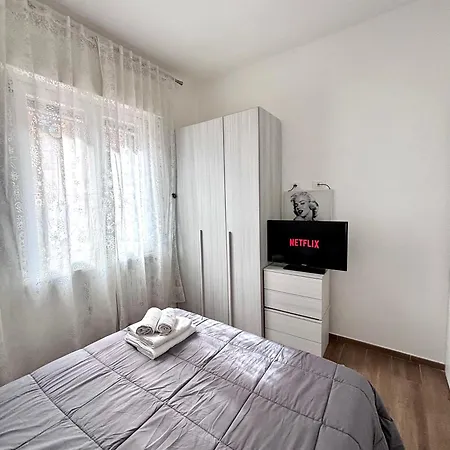 Apartment Bilocale In Bande Nere-metro Rossa Duomo Milan