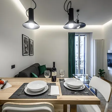 Apartment Deluxe In Brera-duomo, Near Metro Milan