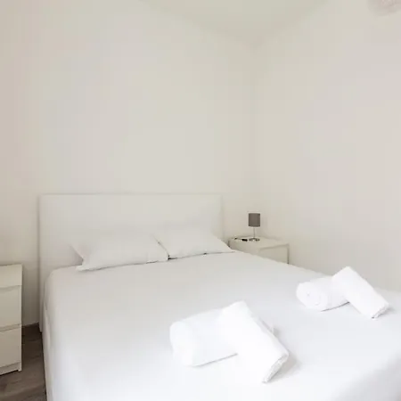 Easytopstay - Large Close To Metro דירה *