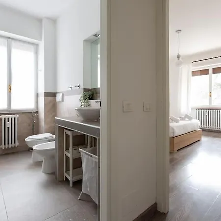 Апартаменты Easytopstay - Large Close To Metro