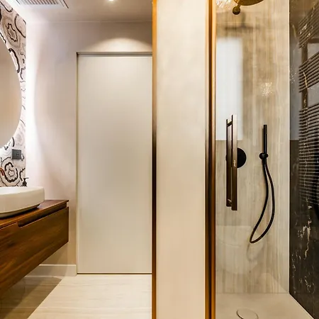 Gogh Golden House Next To Duomo 米兰