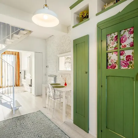 Bright Loft - Free Private Parking شقة