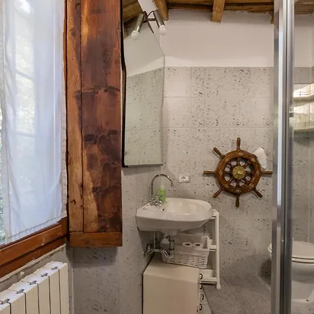 Navigli, Caratteristico Milanese شقة