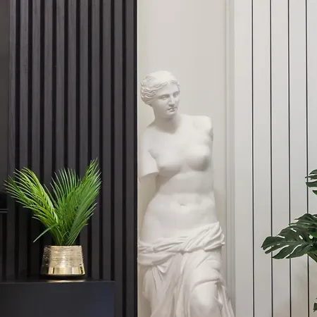 Italian Fashion - Luxurious Marble City Center ميلان
