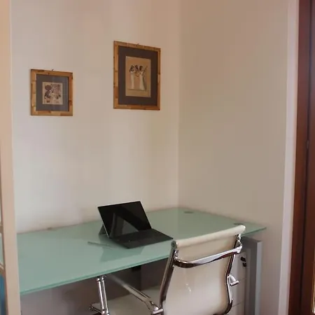 Parking + Balcony Accogliente Bilocale Apartment