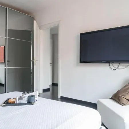 Arco Della Pace -4 Bed Apartment *