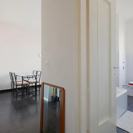 Guesthost - Corvetto M3 - Comfy With Balcony! ميلان