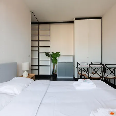 Daire Guesthost - Corvetto M3 - Comfy With Balcony!