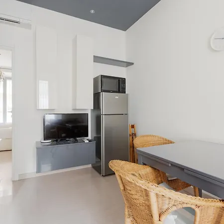 Guesthost - Bright - 650 M Far From Arco Della Pace Apartmán *