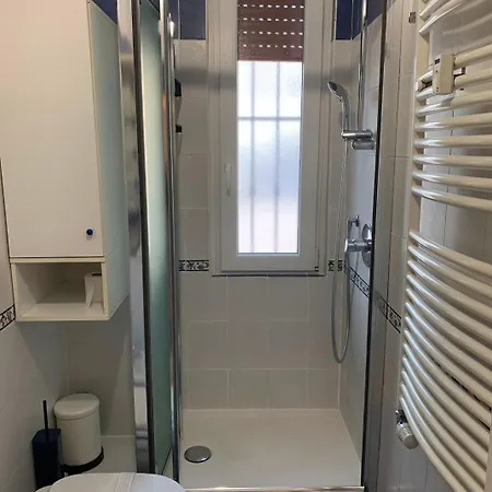 Metro Apartment *