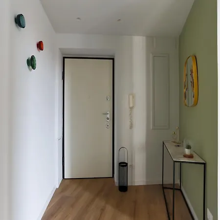 The Rent - Spacious And Renovated Two-bedroom Downtown *