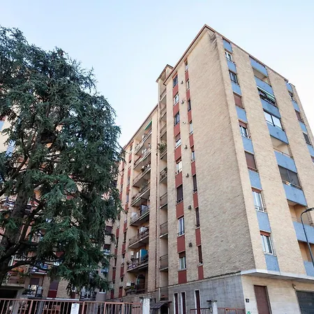 Two Spacious Bedrooms 1 Minute To Metro Stop Apartament *