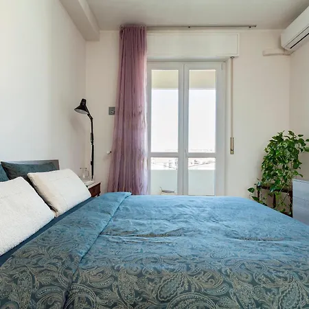 Apartmán Two Spacious Bedrooms 1 Minute To Metro Stop *